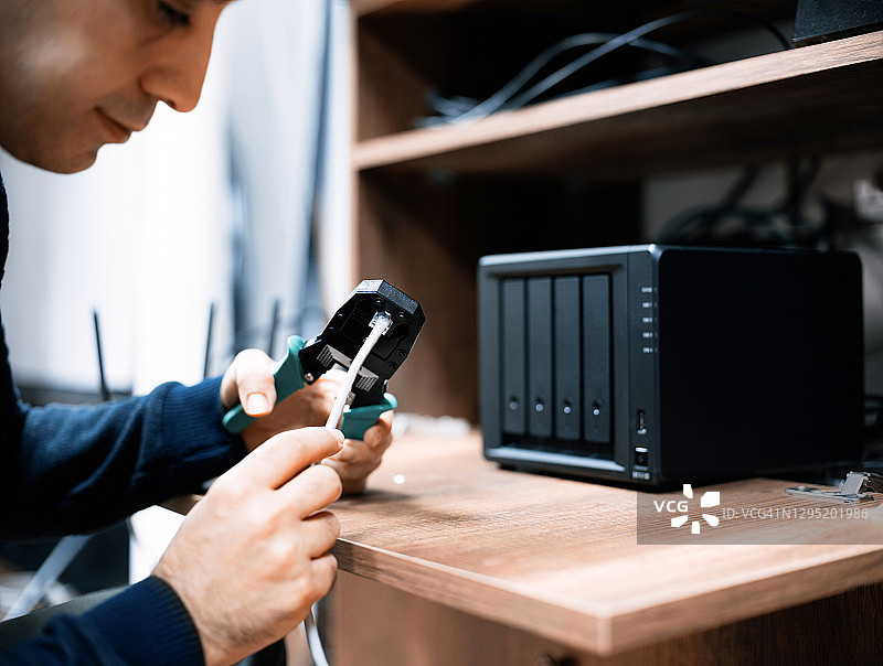 男子准备用于网络存储系统的电缆图片素材