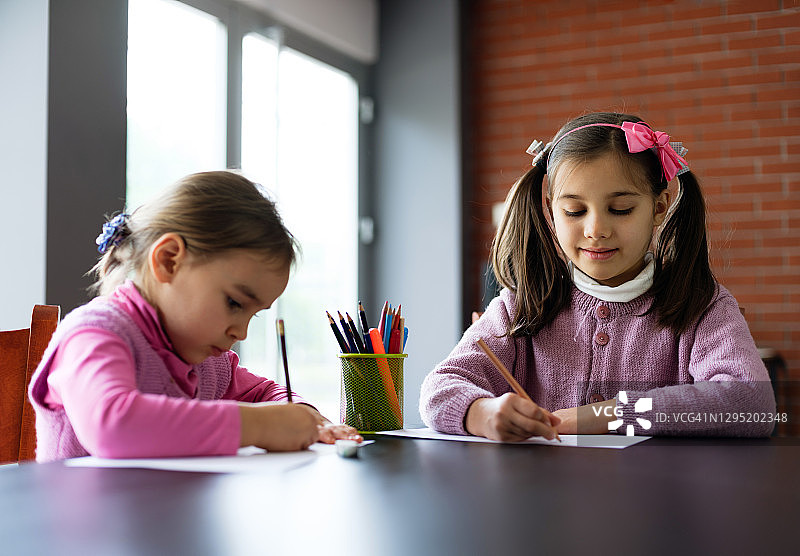 儿童在家画画图片素材