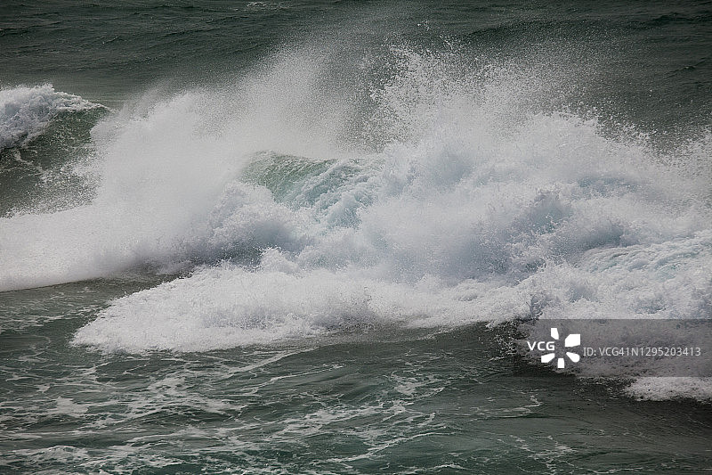 澳大利亚新南威尔士州芬戈尔角，海浪破碎，绿松石色和白色泡沫特写图片素材