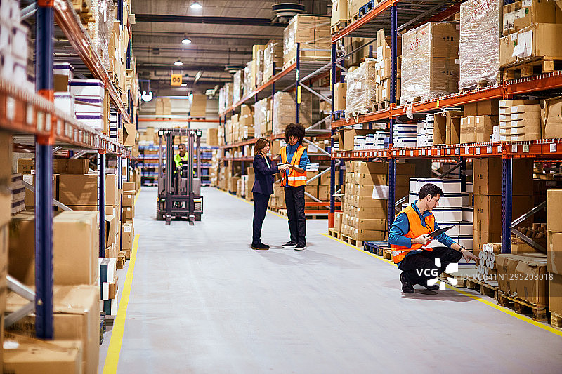 仓库通道及工人概览图片素材