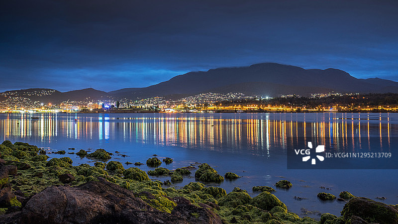 夜晚发光的霍巴特城市全景，塔斯马尼亚，澳大利亚图片素材