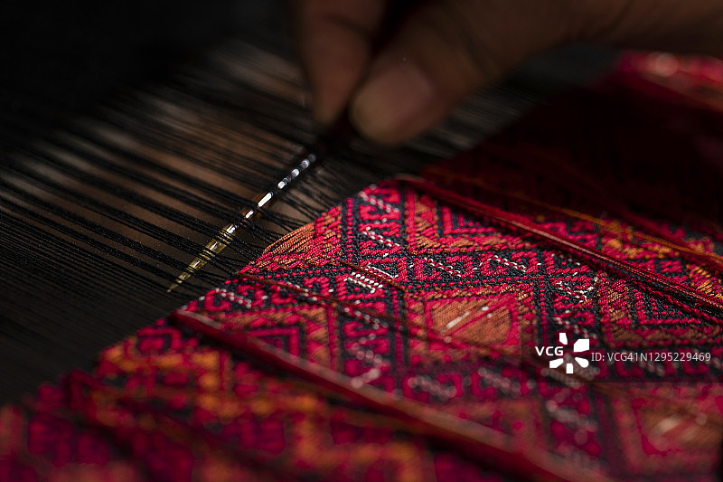 泰国乡村的传统丝绸编织工艺图片素材