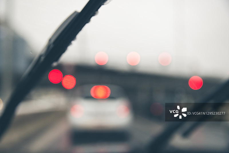 高速公路上的雨雪图片素材