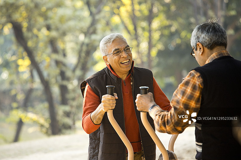 老年朋友在露天健身房锻炼图片素材