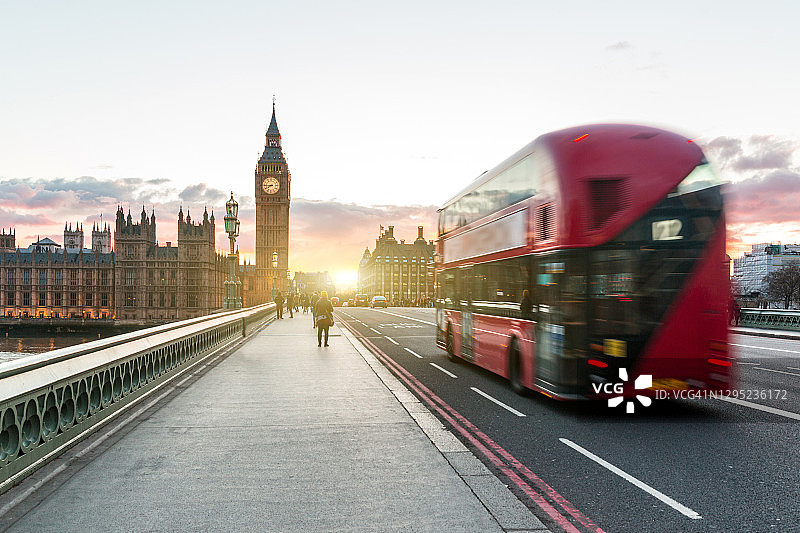 伦敦日落时分的红色双层巴士和大本钟图片素材
