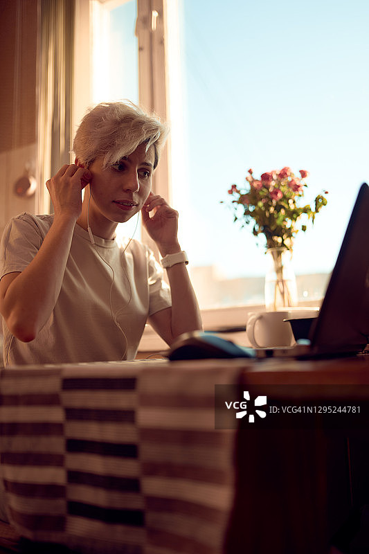 女人戴上耳机图片素材