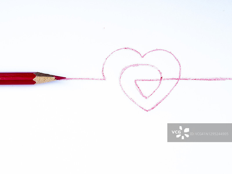 在白色背景上用红色铅笔画的爱心图片素材