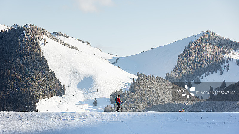 阿尔卑斯山的滑雪之旅图片素材