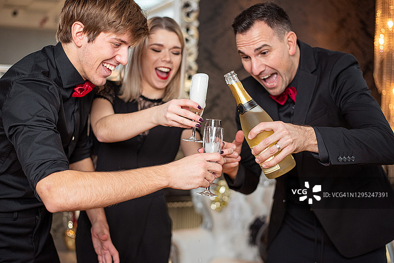 年轻的朋友们在新年除夕派对上玩耍图片素材