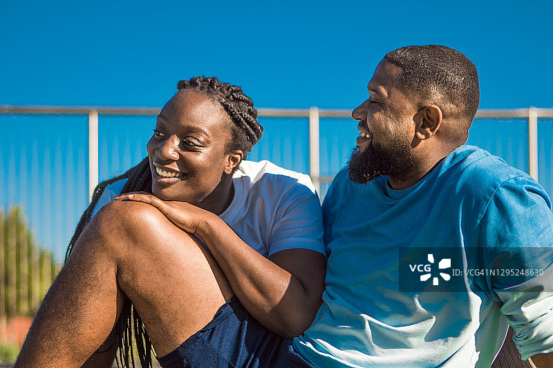 户外肖像：幸福恩爱的黑人夫妇图片素材