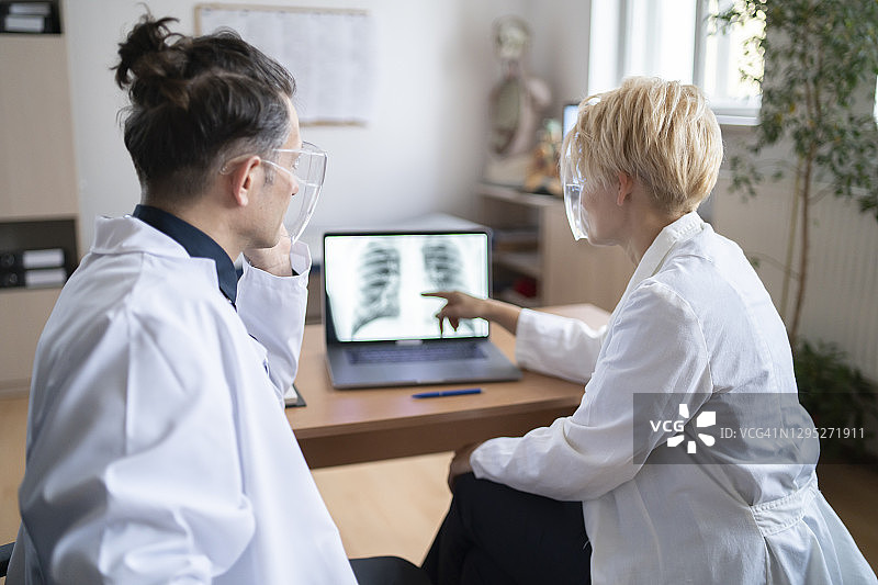 讨论肺炎患者的肺部情况图片素材