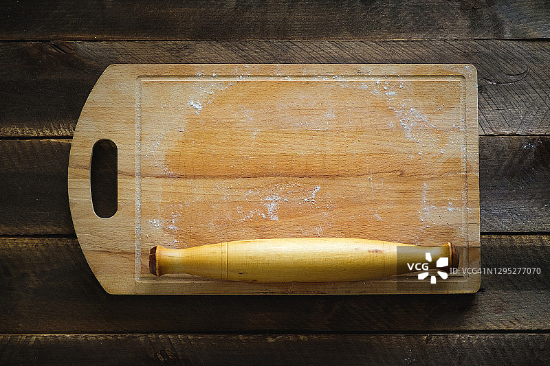 擀面杖和撒满白面的空砧板图片素材