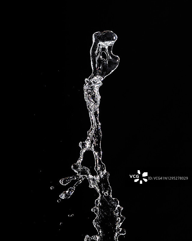 黑色背景上白色水滴纹理全画幅图片素材