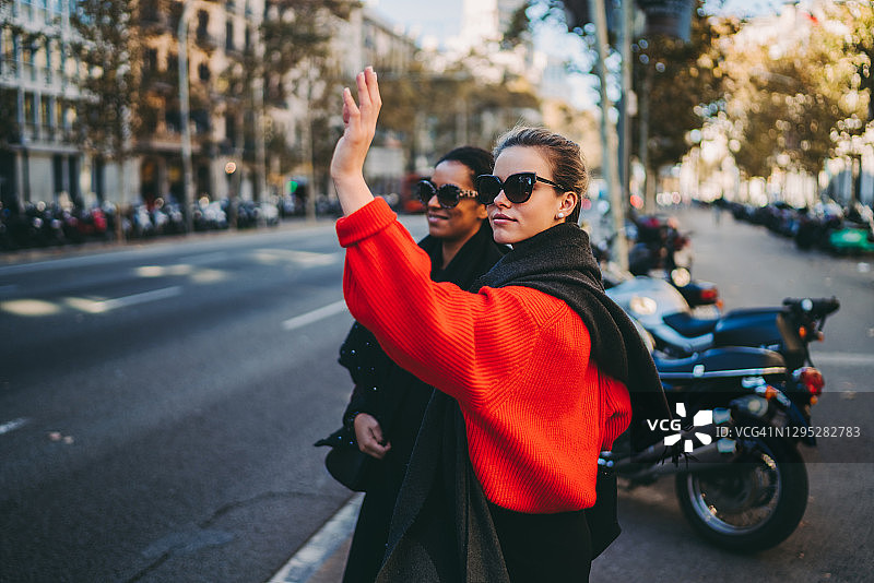 朋友们在巴塞罗那打出租车图片素材