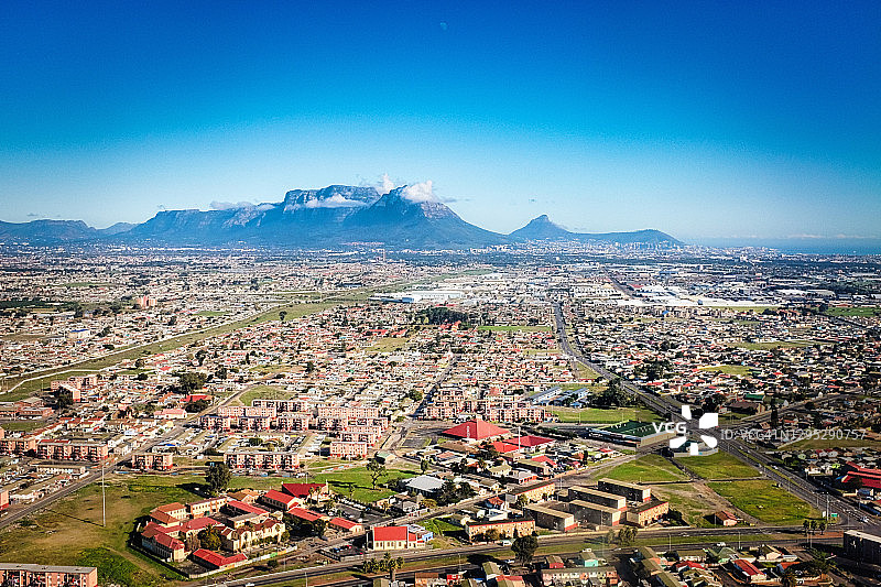 远眺桌山和桌湾的开普敦鸟瞰图图片素材