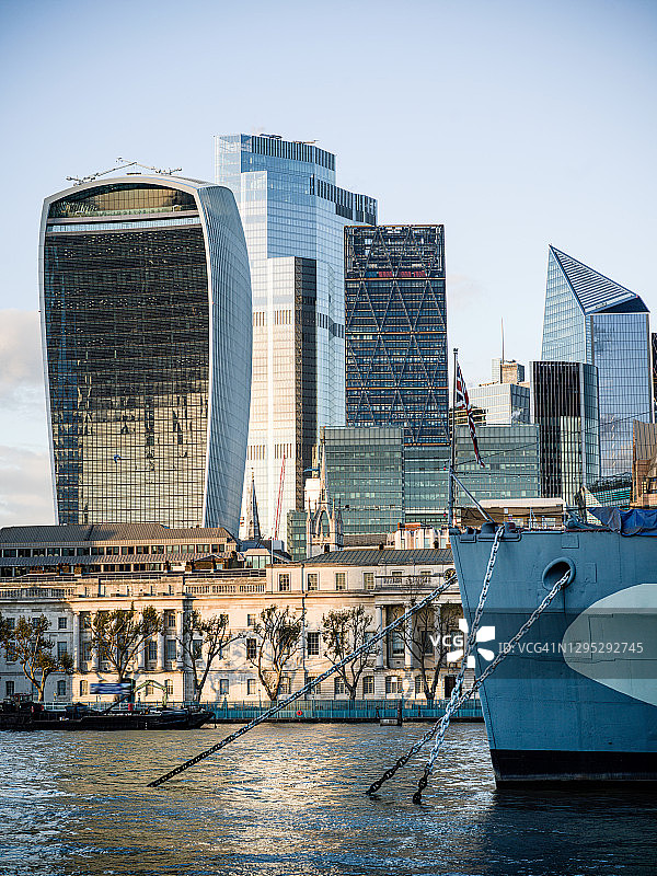 英国伦敦的泰晤士河和伦敦城市天际线图片素材