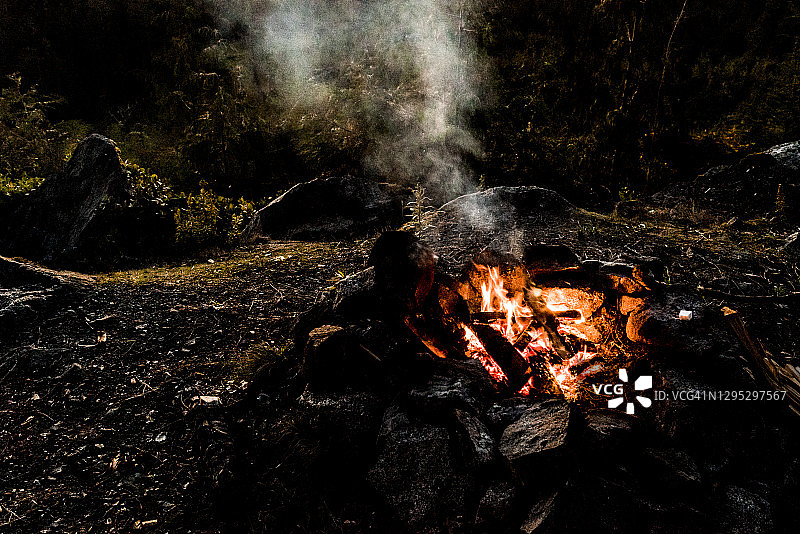 温哥华岛卡马纳沃尔布兰公园的篝火图片素材