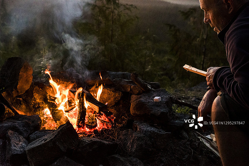 在温哥华岛上搭建篝火的年长男人图片素材