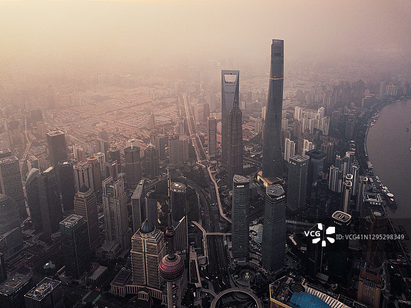 日出时分上海天际线无人机视角图片素材