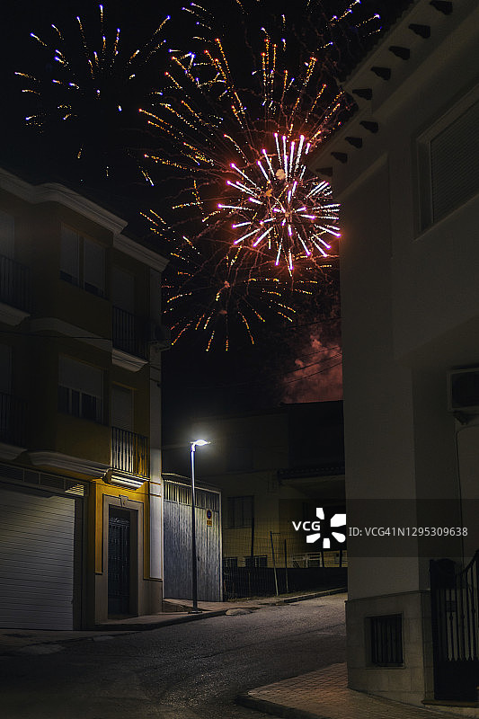 西班牙安达卢西亚街头的焰火，庆祝主显节。三王之夜图片素材