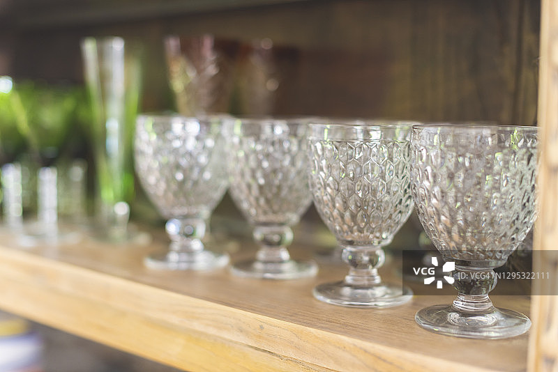 装满干净玻璃杯的橱柜图片素材