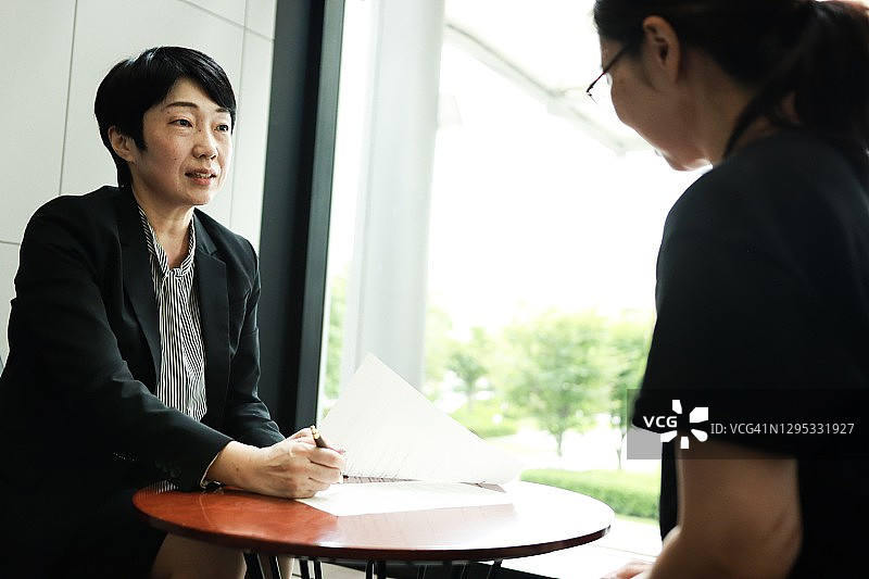 亚洲女商人与客户洽谈图片素材