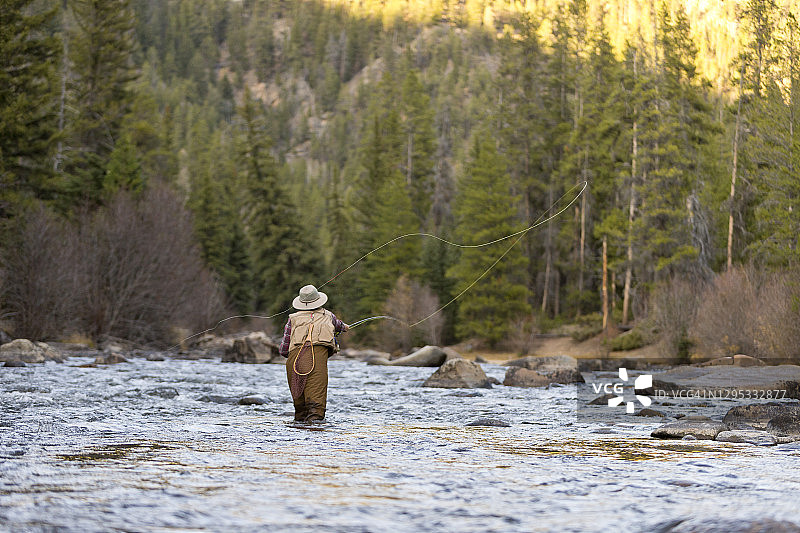 夏末飞蝇钓鱼的女人图片素材