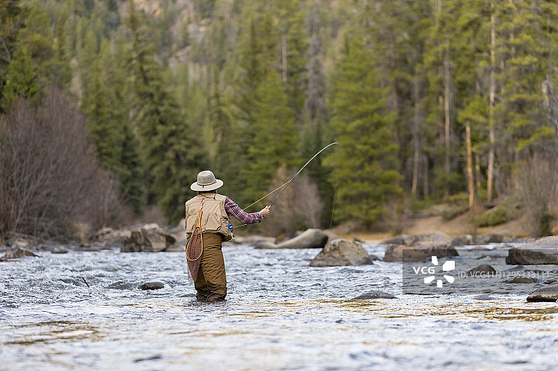 夏末飞蝇钓鱼的女人图片素材