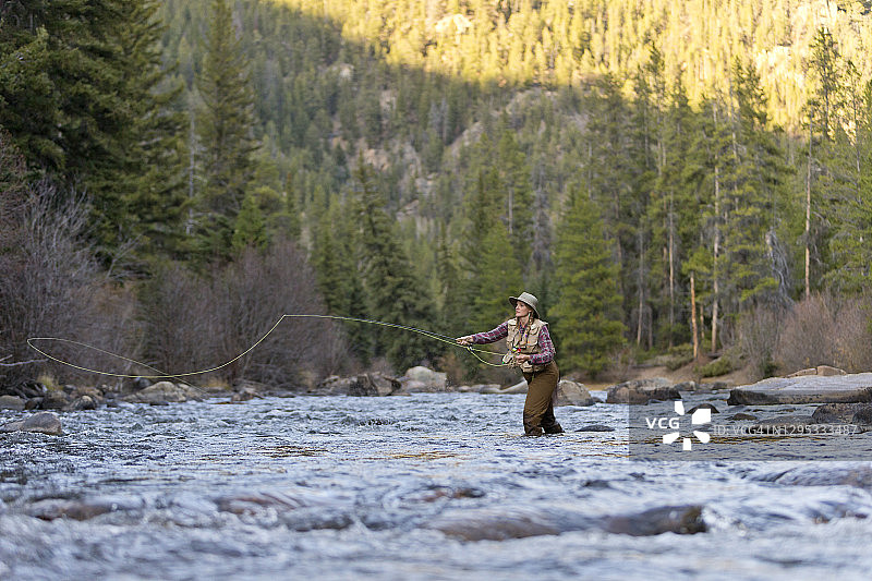 夏末飞蝇钓鱼的女人图片素材