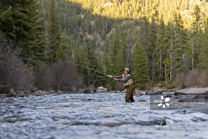 夏末飞蝇钓鱼的女人图片素材