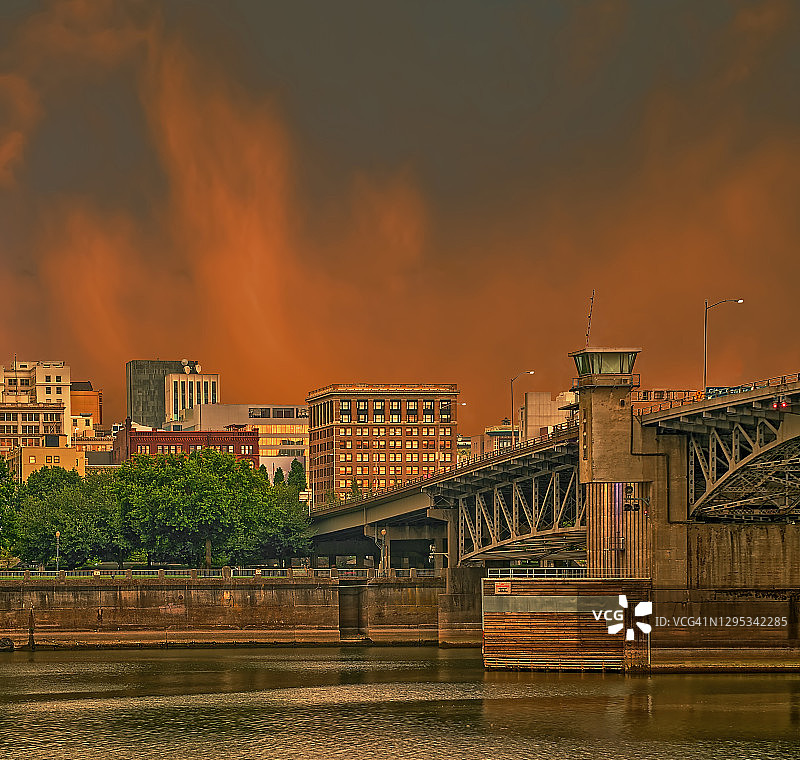 黎明时的莫里森桥图片素材