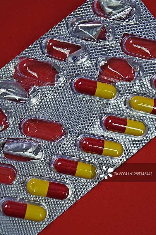 红色背景上的药丸泡罩包装图片素材
