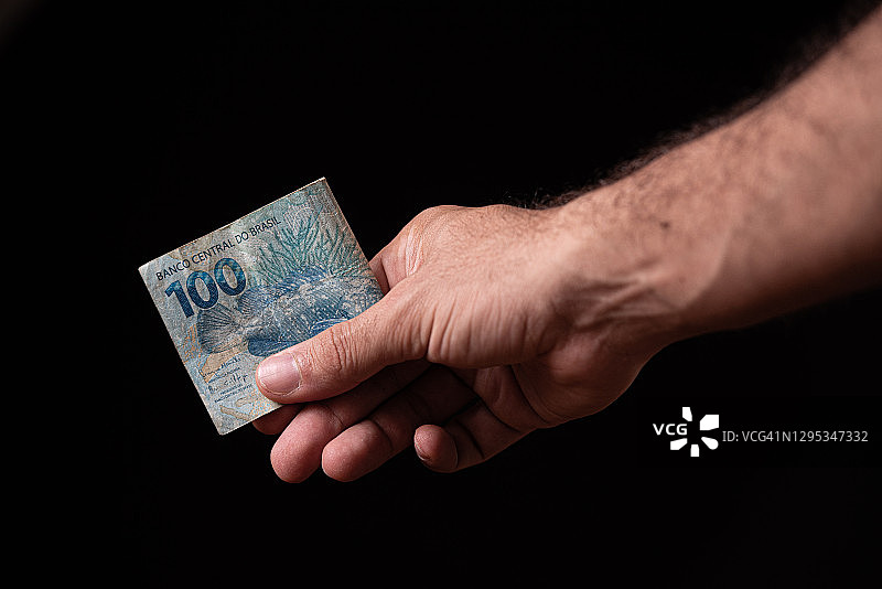 一张百雷亚尔纸币。图片素材