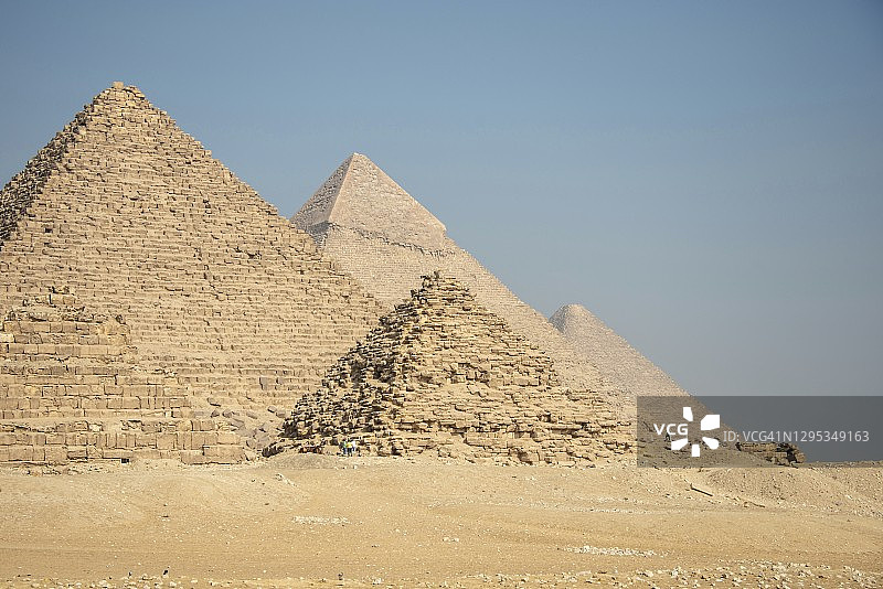 埃及吉萨阳光下的埃及金字塔完美照片图片素材