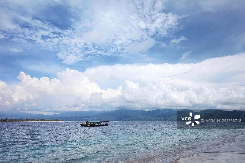 多云天空下的海洋图片素材