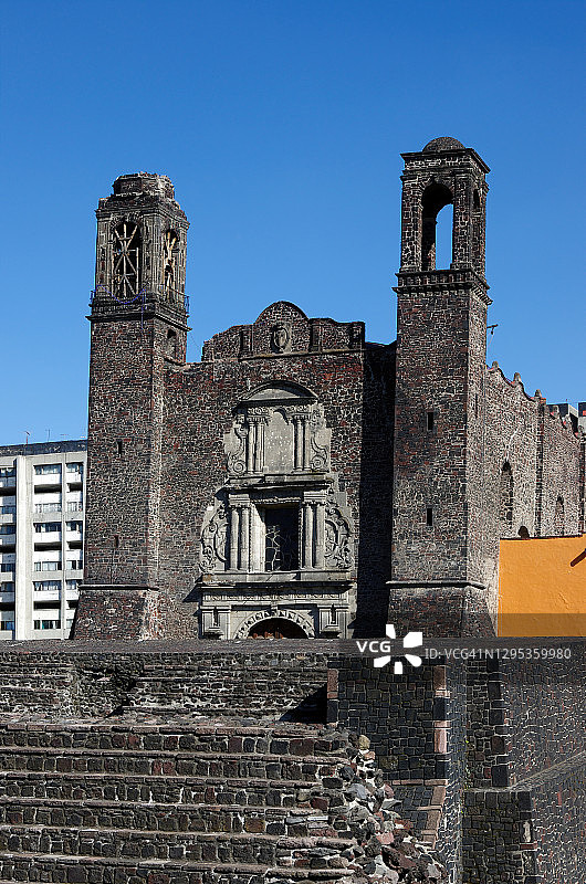 墨西哥城特拉特洛尔科三文化广场的大神庙二期和圣地亚哥教堂图片素材