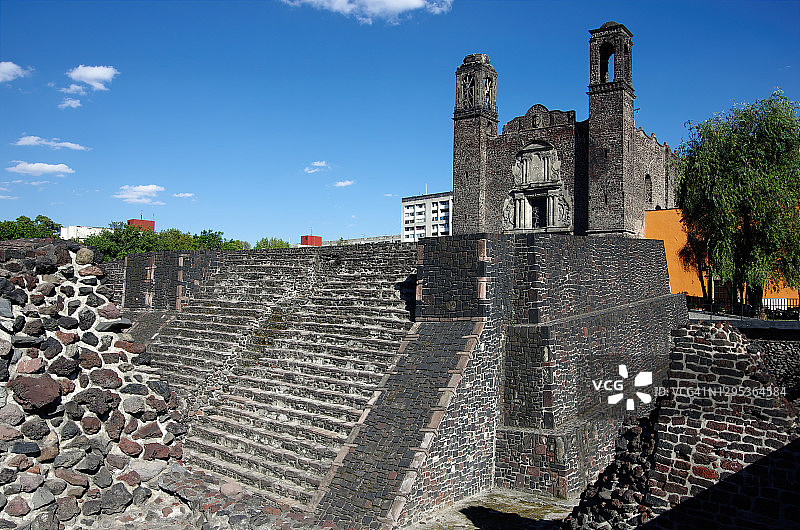 墨西哥城特拉特洛尔科三文化广场的大神庙二期和圣地亚哥教堂图片素材