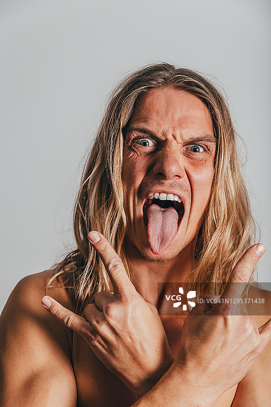 情绪的表达，面部表情。表演，表演，表演试镜。躯干。一个长头发的白人。压力，倦怠，愤怒，沮丧。图片素材