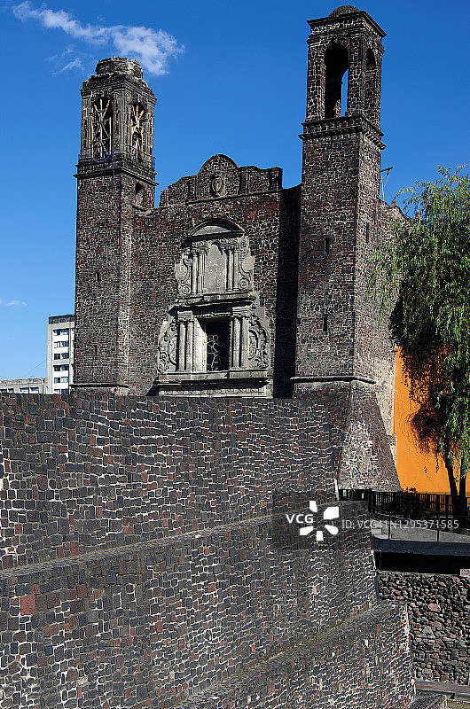 墨西哥城特拉特洛尔科三文化广场的大神庙二期和圣地亚哥教堂图片素材