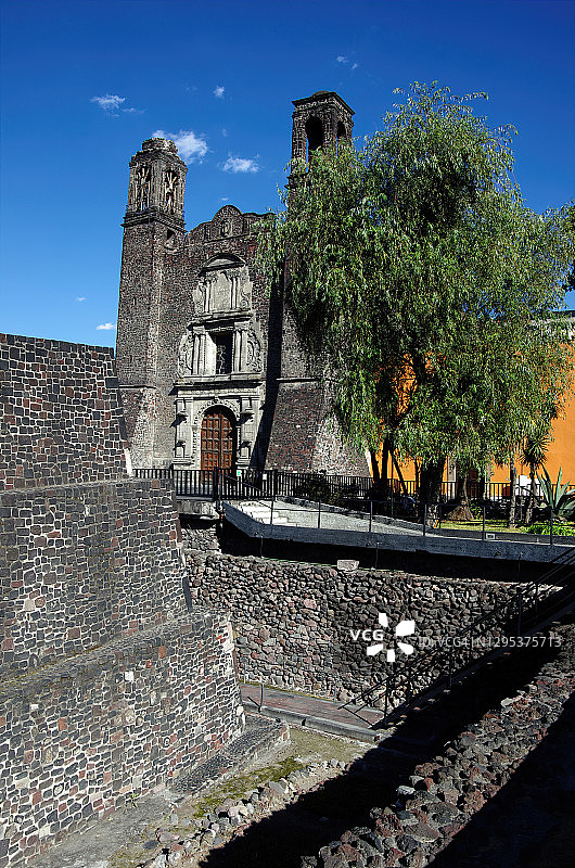 墨西哥城特拉特洛尔科三文化广场的大神庙二期和圣地亚哥教堂图片素材