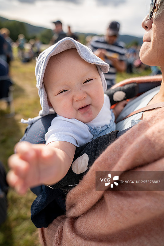 在挪威诺托登参加活动的母婴图片素材