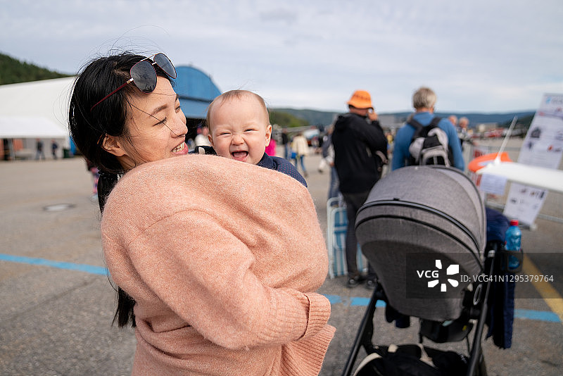 在挪威诺托登参加活动的母婴图片素材