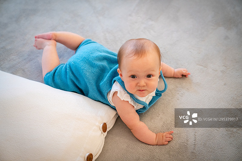 在挪威奥斯陆，宝宝尝试在地板上爬行图片素材