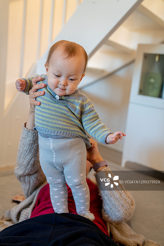 在挪威奥斯陆与可爱宝宝的玩耍时光图片素材
