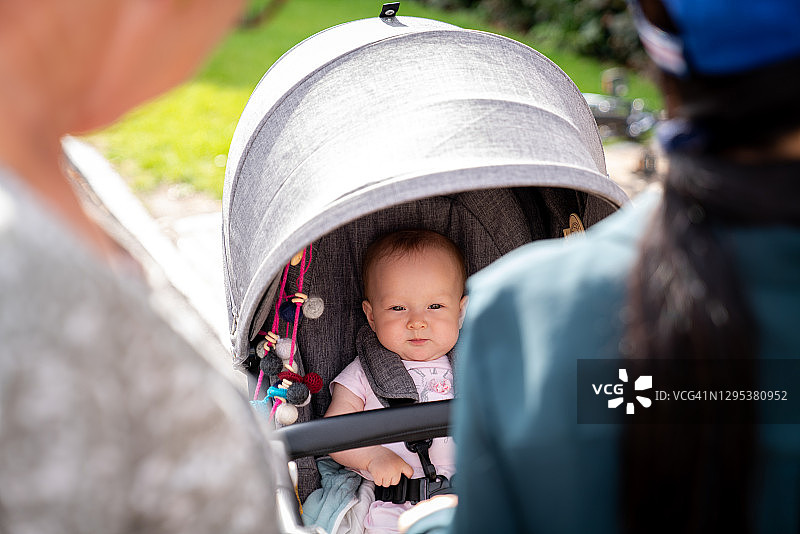 挪威奥斯陆婴儿车上沉思的婴儿图片素材