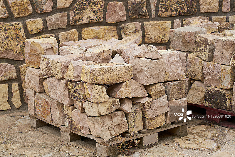 建筑工地用岩石砌墙的托盘图片素材