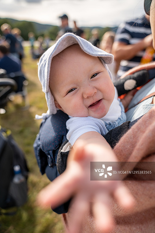 在挪威诺托登参加活动的母婴图片素材