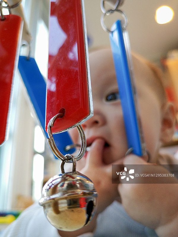 在挪威奥斯陆，好奇的宝宝正在啃咬玩具图片素材