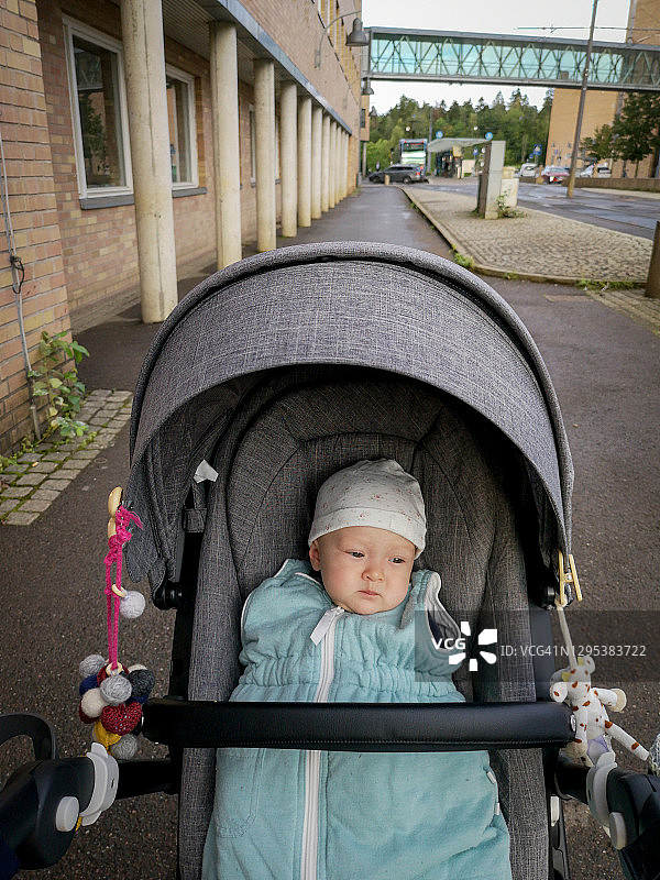 宝宝坐在挪威奥斯陆的婴儿车上图片素材