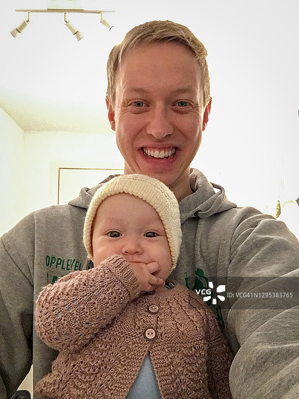 骄傲的父亲和孩子在挪威奥斯陆的自拍照图片素材